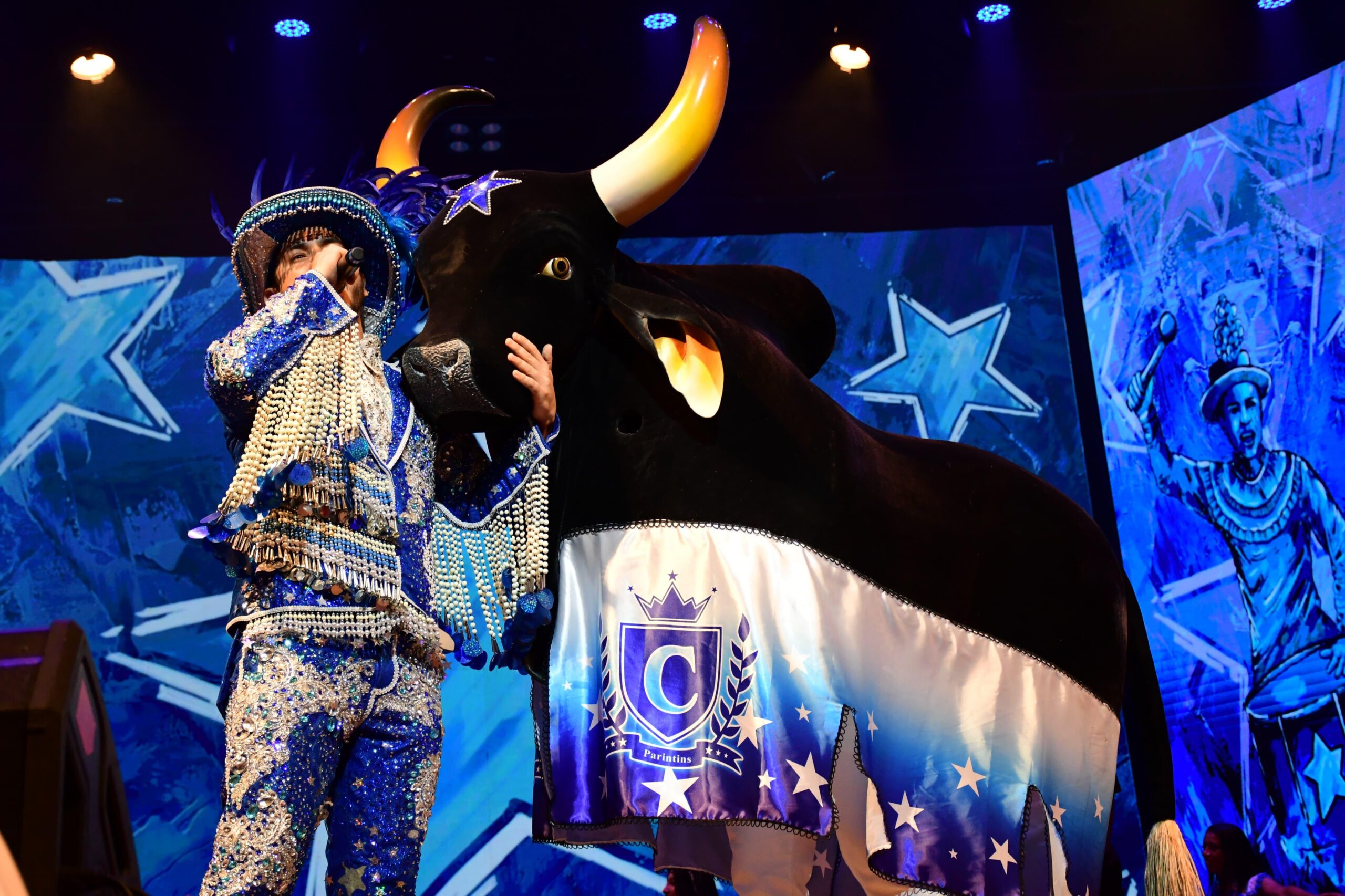 Caprichoso encanta o público no lançamento do 59º Festival de Parintins no Teatro Amazonas