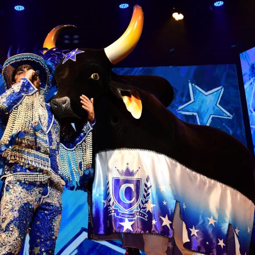 Caprichoso encanta o público no lançamento do 59º Festival de Parintins no Teatro Amazonas