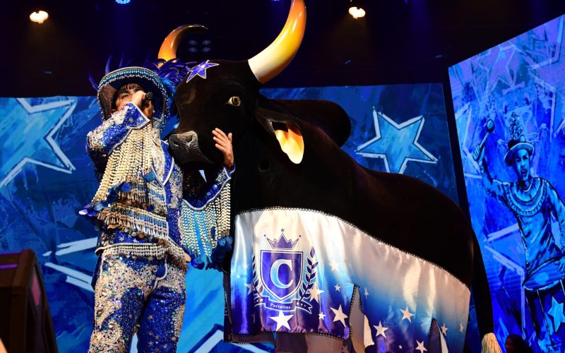 Caprichoso encanta o público no lançamento do 59º Festival de Parintins no Teatro Amazonas